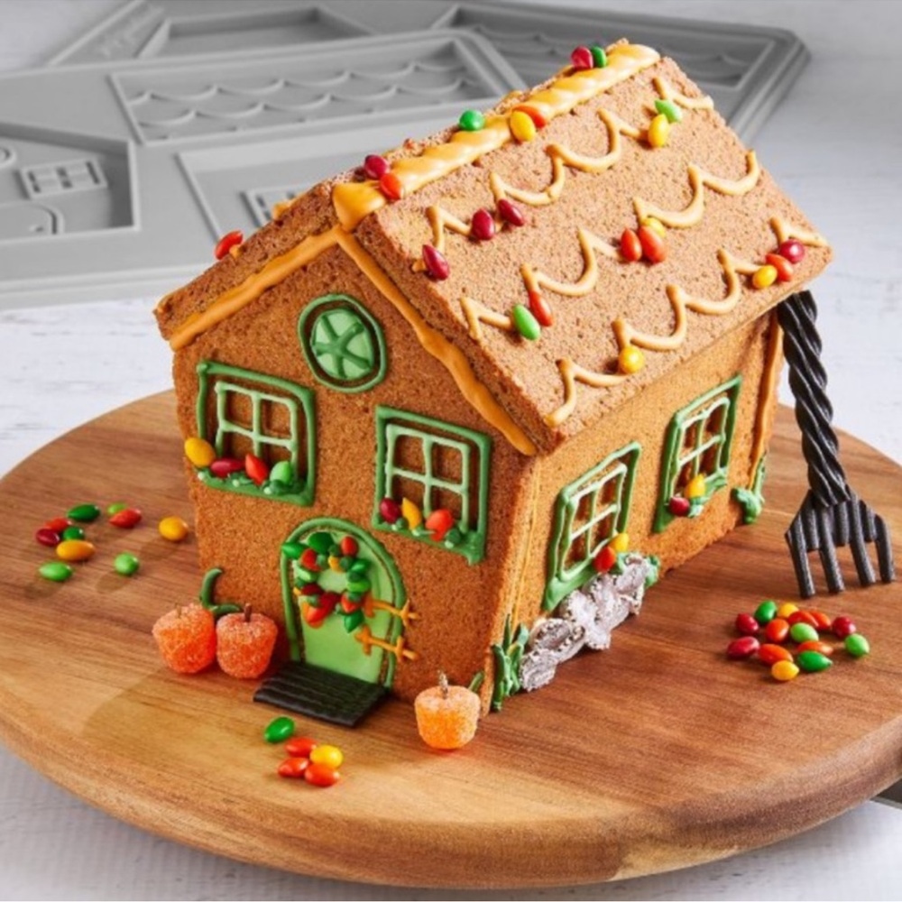 Vintage Pampered Chef Stoneware Gingerbread House Kit